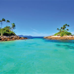 Explore paraísos tropicais em nosso incrível passeio de lancha pelas Ilhas Paradisíacas!